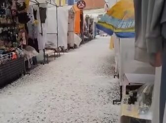 Una intensa granizada cae en El Alto y afecta negocios y zonas de la ciudad