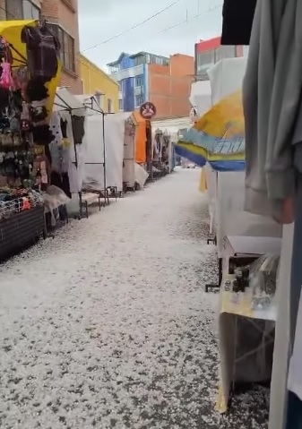 Una intensa granizada cae en El Alto y afecta negocios y zonas de la ciudad