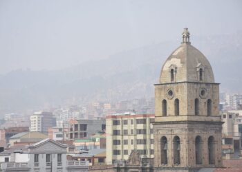 Educación determina clases a distancia en La Paz en colegios afectados por el humo