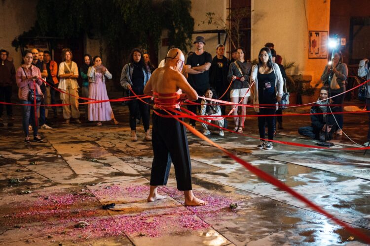 Latitudes 2025: performance art y las identidades pluriversales