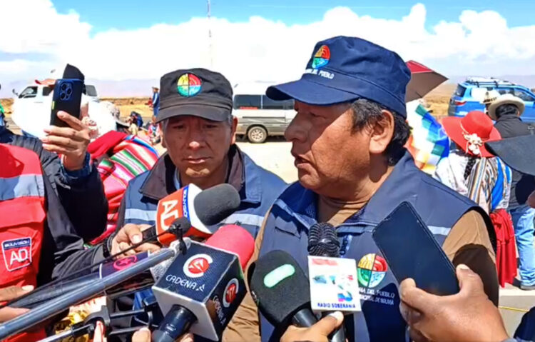 Héctor Huanca, de la Defensoría del Pueblo, en la marcha, este domingo.
