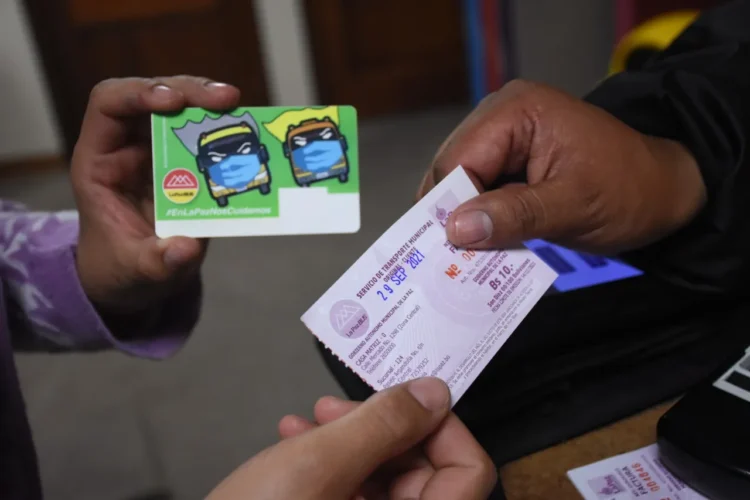 En menos de una semana, La Paz Bus vendió 900 Tarjetas Inteligentes.