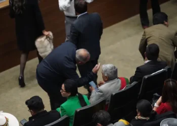 El alcalde Iván Arias fue retirado de un asiento que tomó para la posesión de magistrados.