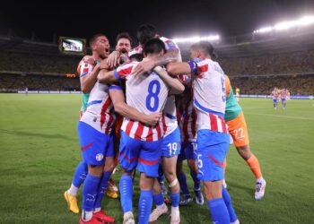 Paraguay arranca un empate 2-2 a Colombia y camina firme al Mundial