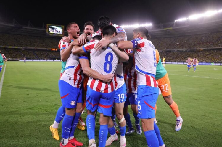 Paraguay arranca un empate 2-2 a Colombia y camina firme al Mundial