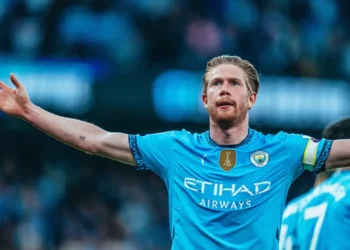 De Bruyne coloca tercero al Manchester City y le acerca a Champions