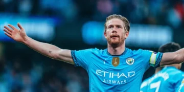 De Bruyne coloca tercero al Manchester City y le acerca a Champions