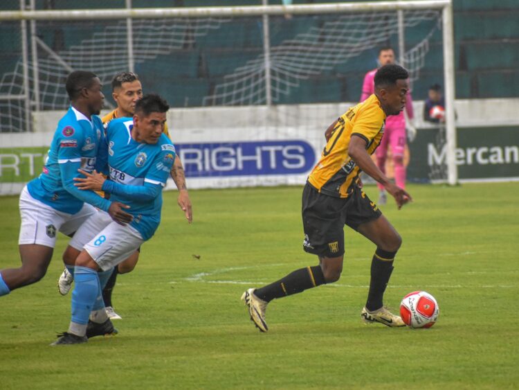The Strongest golea 0-3 a San Antonio y pelea firme por el título