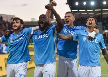 Napoli vuelve a la cumbre, Inter sufre en Monza