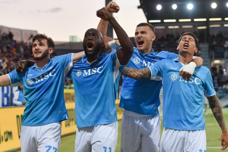 Napoli vuelve a la cumbre, Inter sufre en Monza