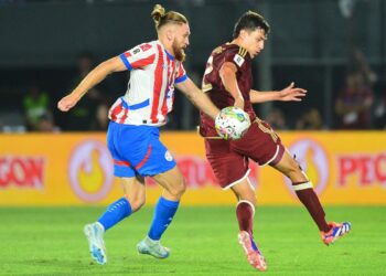 Paraguay gana 2-1 a Venezuela y vuelve a zona de clasificación