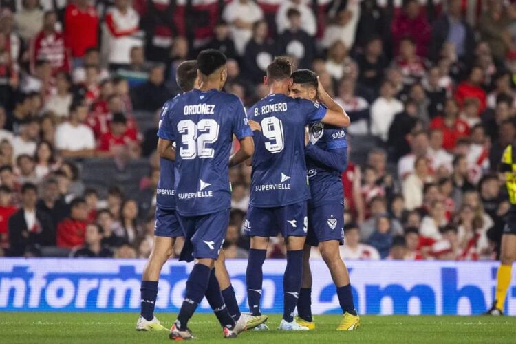 Vélez salva un punto en visita a River y sigue al mando de la Liga argentina