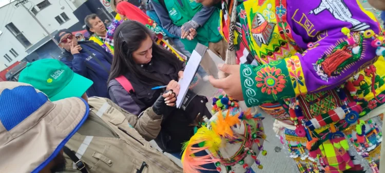 Un bailarín es arrestado por usar un charango de quirquincho disecado.