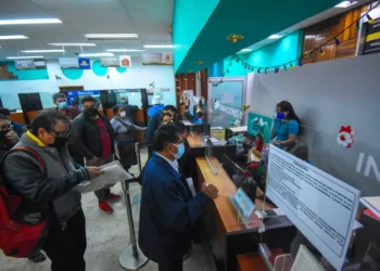 Contribuyentes pagan sus impuestos municipales.