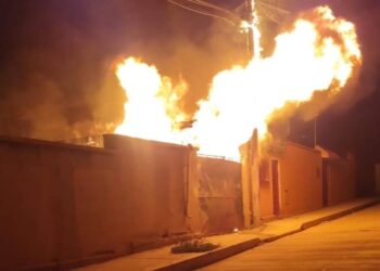 Incendio en Año Nuevo: Un inmueble quedó envuelto en llamas en Oruro