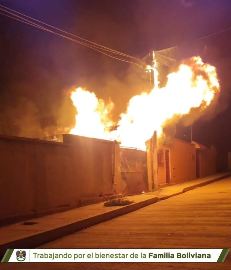 Incendio en Año Nuevo: Un inmueble quedó envuelto en llamas en Oruro