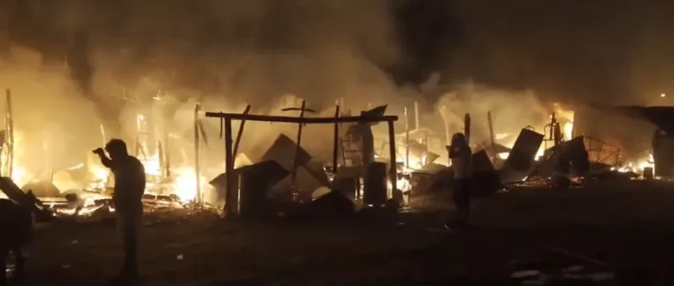 Una veintena de casetas se incendia en San Julián