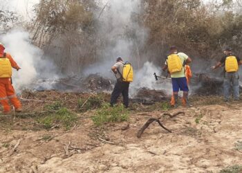 Bomberos voluntarios intentan sofocar el fuego en Santa Cruz.