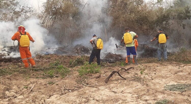 Bomberos voluntarios intentan sofocar el fuego en Santa Cruz.