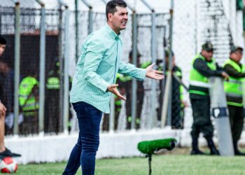 Rescalvo viaja otra vez al exterior por temas familiares