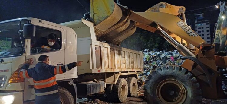 La maquinaria comenzó esta noche a retirar la basura de las calles de Cochabamba.
