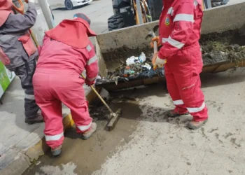 Tres avenidas se inundan en El Alto debido a las lluvias y granizada
