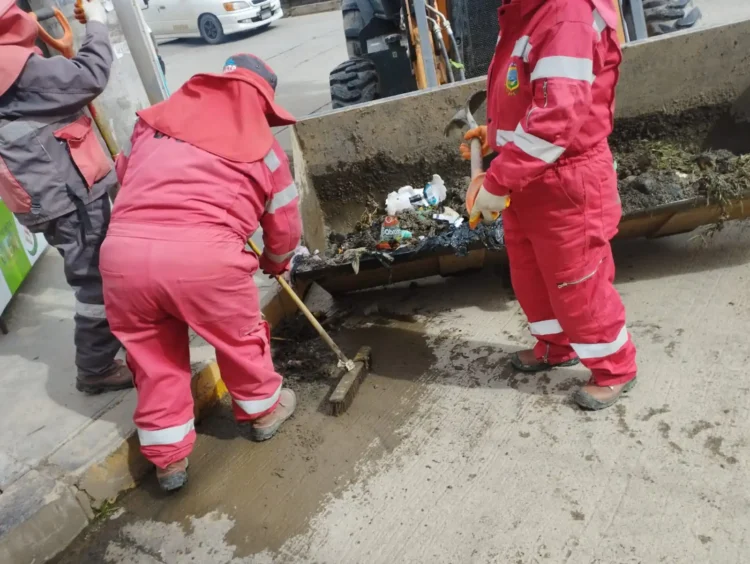 Tres avenidas se inundan en El Alto debido a las lluvias y granizada