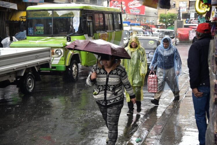 Alerta naranja por lluvias y tormentas eléctricas en siete departamentos