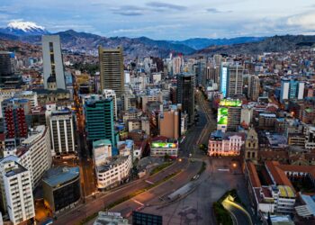 El centro atestado de edificios de La Paz, con el Illimani de fondo.