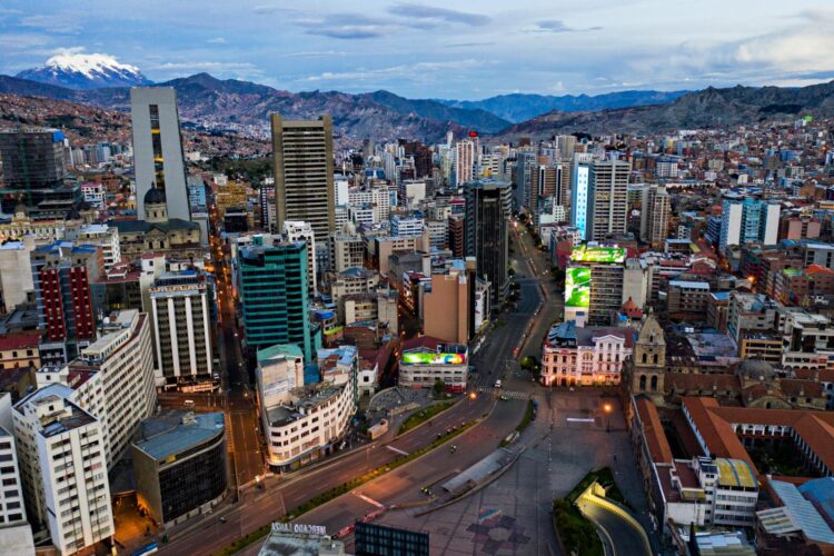El centro atestado de edificios de La Paz, con el Illimani de fondo.