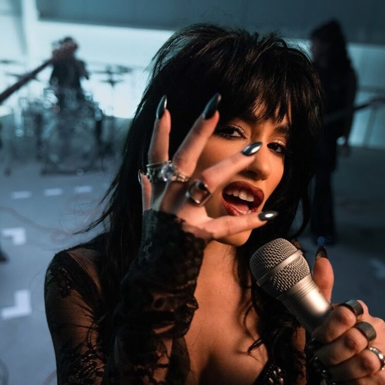 ‘Fanático’, lo último de Lali Espósito, cruza rock, política y fama