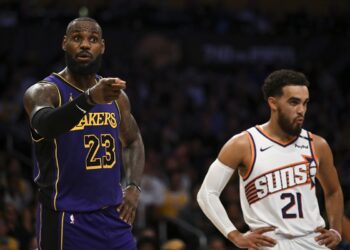 Los Lakers remontan a Suns y siguen senda victoriosa