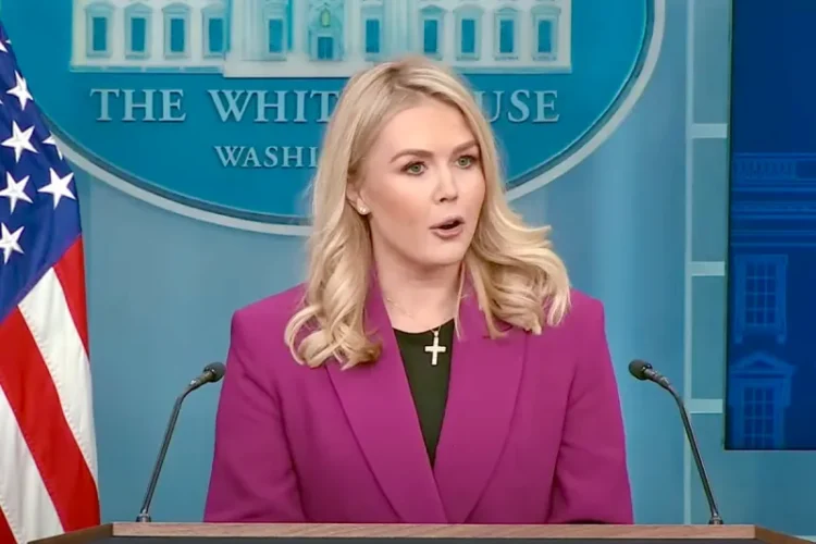 Karoline Leavitt anunció criticó el anuncio de Amazon
