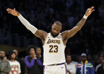 LeBron James maravilla con triple doble de 32 puntos para unos Lakers invictos