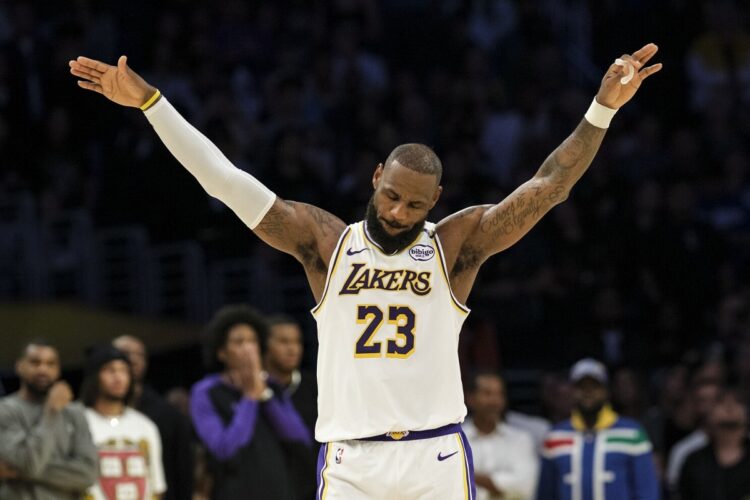 LeBron James maravilla con triple doble de 32 puntos para unos Lakers invictos
