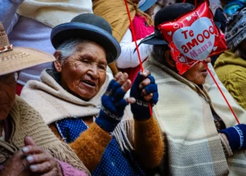 Mamás adultas mayores son agasajadas en El Alto