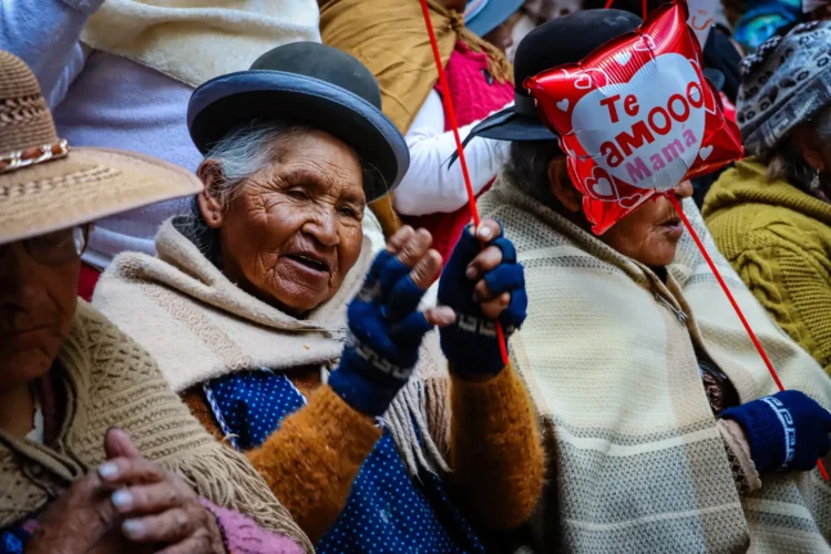Mamás adultas mayores son agasajadas en El Alto