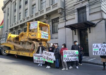 Empresas bloquean con maquinaria la Alcaldía de la Paz, exigen pagos desde 2020
