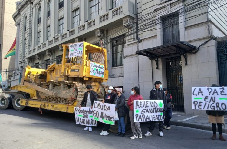 Empresas bloquean con maquinaria la Alcaldía de la Paz, exigen pagos desde 2020