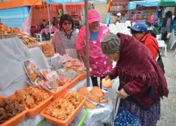 La feria de masitas de Todos Santos fue instalada en la plaza Alonso de Mendoza.