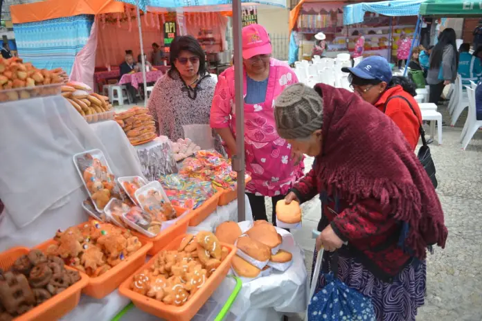 La feria de masitas de Todos Santos fue instalada en la plaza Alonso de Mendoza.