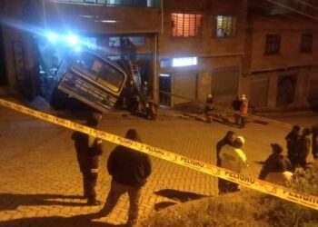 Un micro choca contra una vivienda en La Paz y muere el conductor