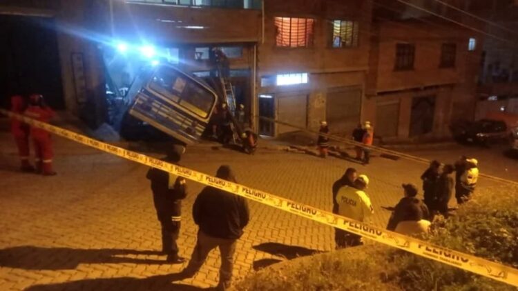Un micro choca contra una vivienda en La Paz y muere el conductor