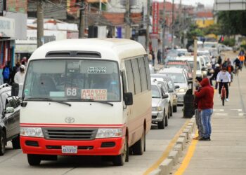 Tras llamado de la Alcaldía, choferes de Santa Cruz desisten de subir pasajes