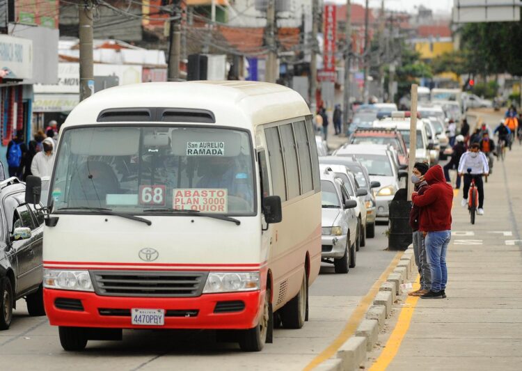 Tras llamado de la Alcaldía, choferes de Santa Cruz desisten de subir pasajes