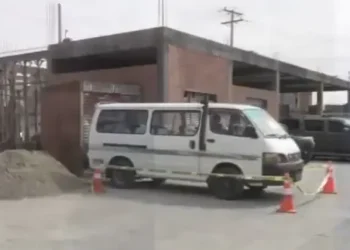 Chofer huye al atropellar a una niña y su vehículo aparece modificado