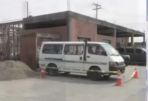 Chofer huye al atropellar a una niña y su vehículo aparece modificado