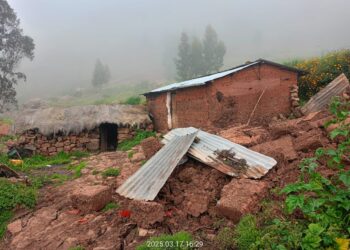 Deslizamiento deja casas destruidas y cierra el camino en Morochata