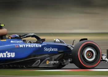 Carlos Sainz es multado por perderse ceremonia del himno pese a sufrir problema estomacal