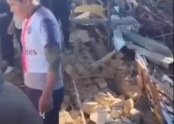 El muro de un colegio se desploma en El Alto y dos mamás resultan heridas